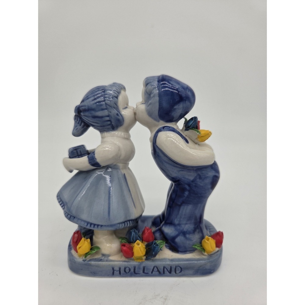 Delft Blue  vintage Holland, boy and girl Kissing porcelain figurine Tulips